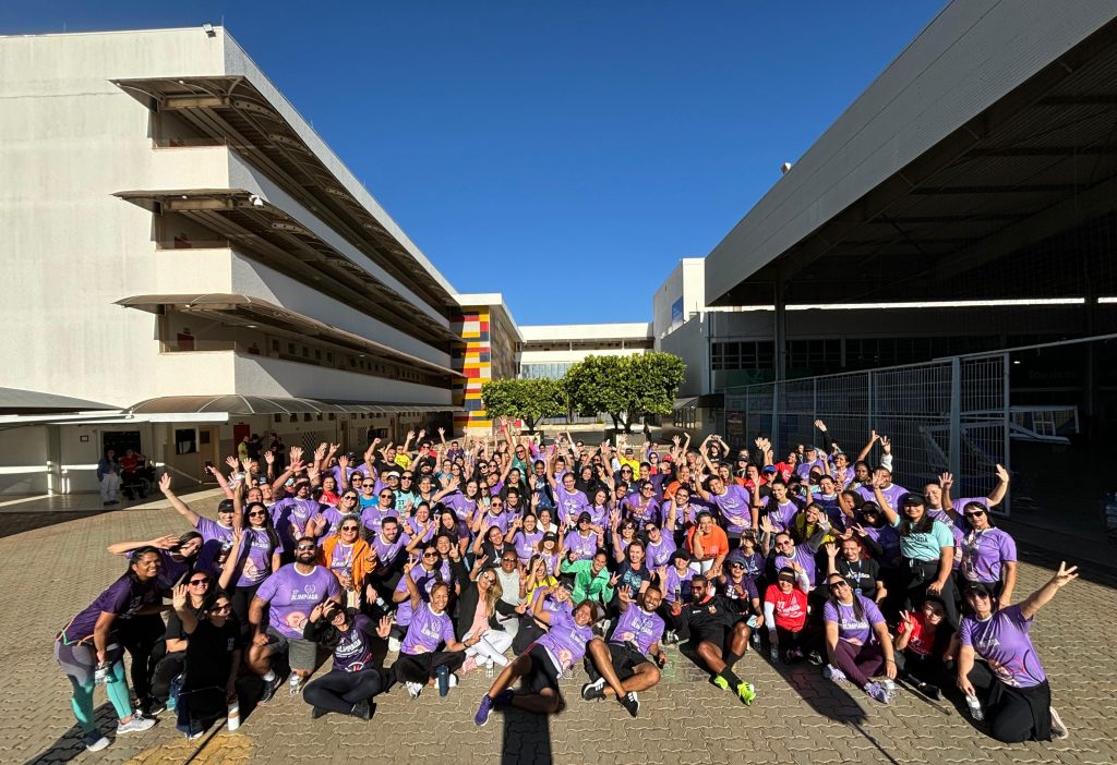 Grupo de educadores unidos após a corrida.