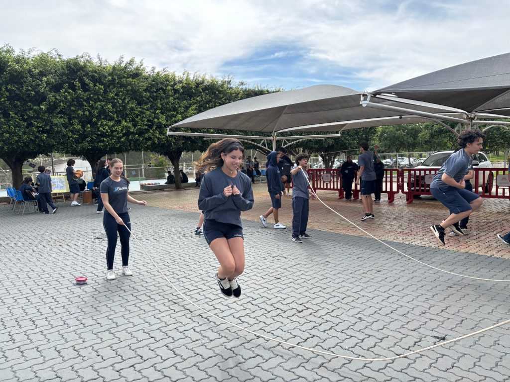 Adolescentes pulando corda no intervalo.