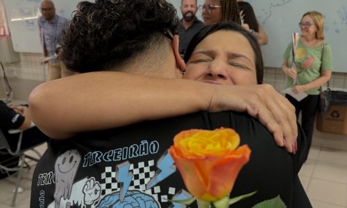 Mãe e estudante se abraçando no evento de despedida.