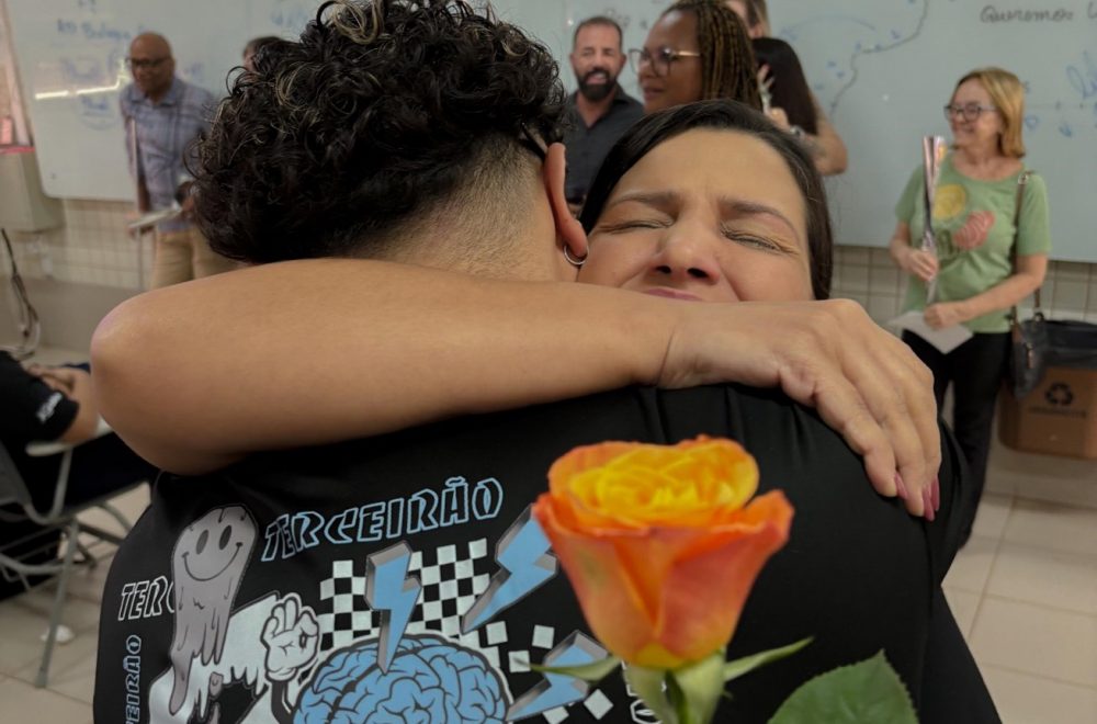 Mãe e estudante se abraçando no evento de despedida.