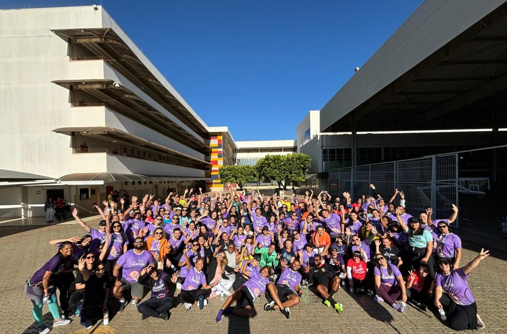 Grupo de educadores unidos após a corrida.