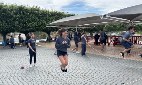 Adolescentes pulando corda no intervalo.