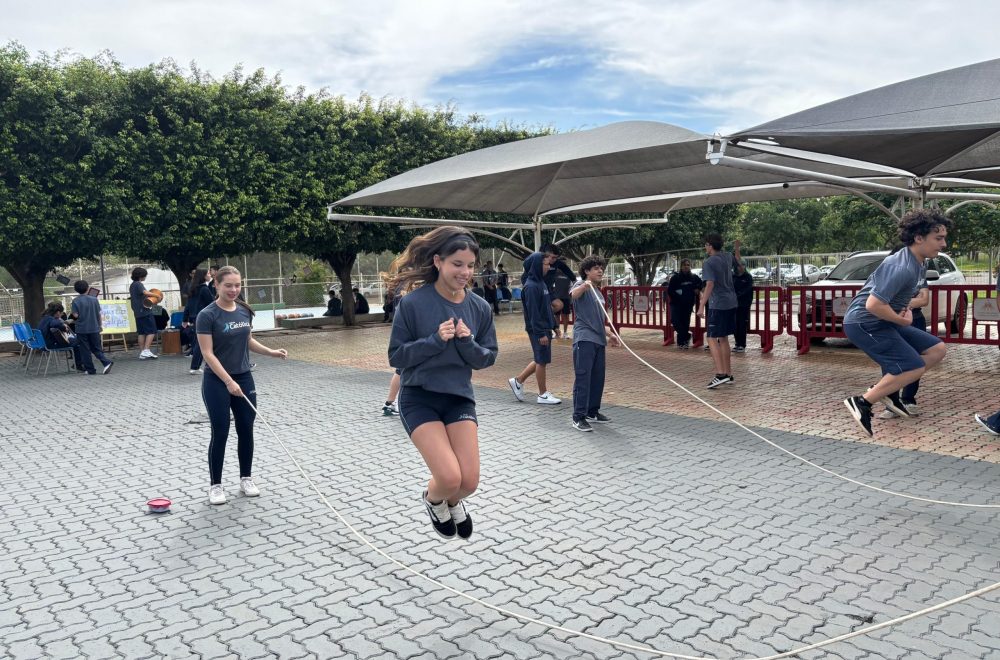 Adolescentes pulando corda no intervalo.