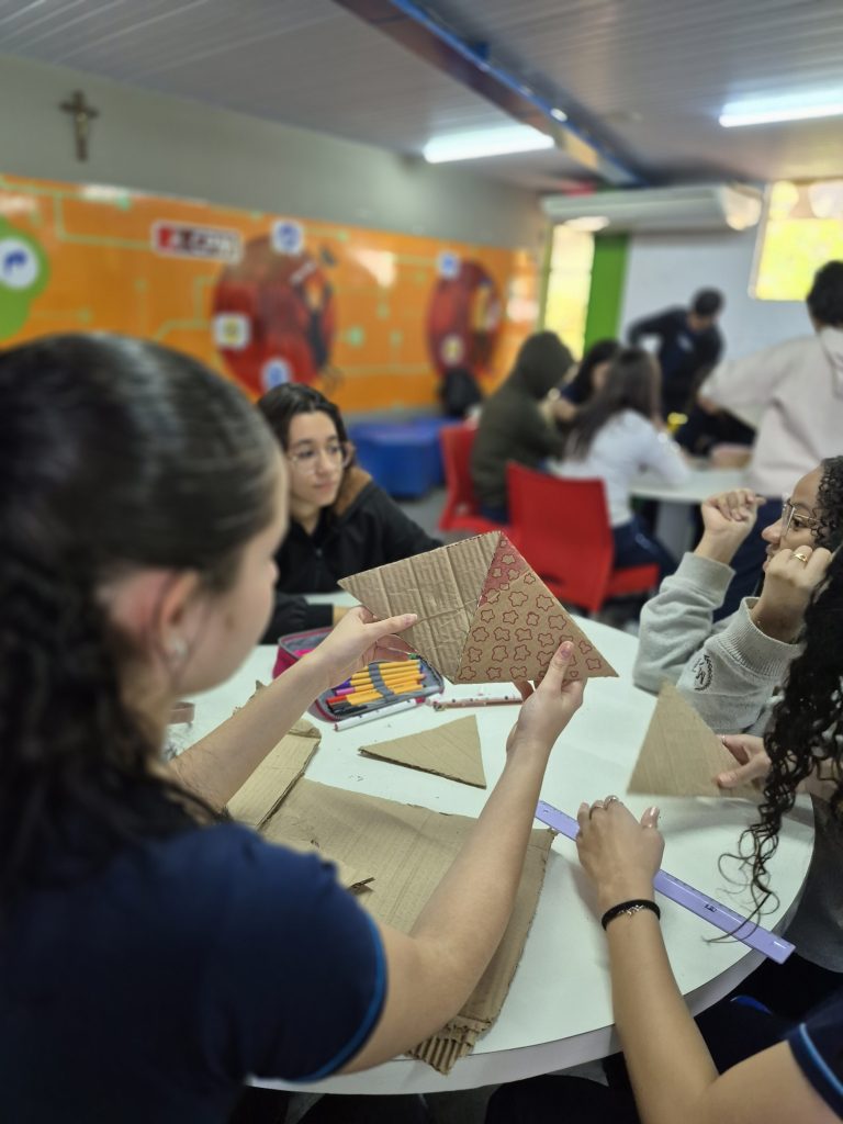 Projeto “De triângulos a polígonos” leva geometria para além do papel